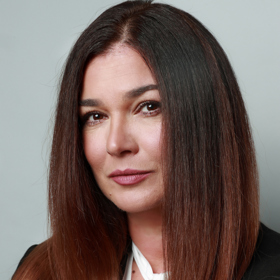 O její vlasy se postaral kadeřník Honza Kořínek. 