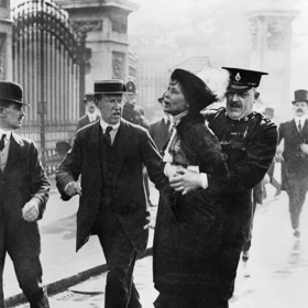 Emmeline Pankhurst byla jedna z nejvýraznějších a nejradikálnějších aktivistek hájících ženská práva. Bojovala hlavně za právo volit. 