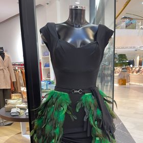 Cena šatů činí 42 000 Kč a koupit si je můžete i vy.