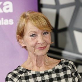 V civilu přitom Daniela Kolářová nosí moderní účes, který barví na blond. Šedivá paruka jí přidává roky.