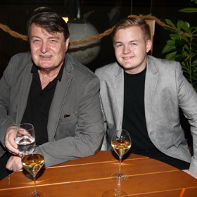 Syn Ladislava Štaidla a Ivety Bartošové Artur se rovněž věnuje hudbě - má vlastní kapelu.