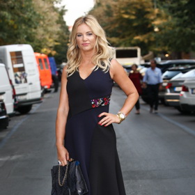 Monika Babišová v klasickém střihu tmavomodrých šatů. Ideální na pracovní schůzky.