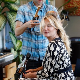 Jennifer Coolidge přímo překypuje energií. Prý za to vděčí tomu, že v průběhu dne vypije minimálně 12 espress.