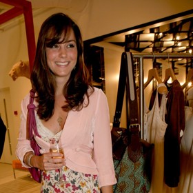 Jako přítelkyně prince Williama navštívila Kate roku 2006 slavnostní otevření jednoho butiku v Londýně. Na sobě měla dívčí květované šaty a něžně růžový blejzr.