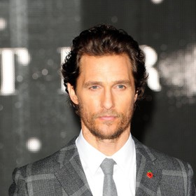 Matthew McConaughey se paleo stravuje z 80 %. Sklenku vína si neodpustí, ovšem drží také přerušovaný půst.