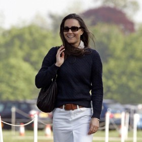 Kate Middleton na dostihovém závodišti v květnu 2007. Šmrncovní outfit složený z bílé minisukně, námořnického svetříku a kozaček po kolena už tehdy plně odpovídal události tohoto typu.