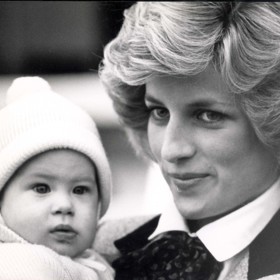 Harry vzpomíná v knize na svou matku, princeznu Dianu. Prý byl léta přesvědčený, že nezemřela a jen někde žije v ústraní.