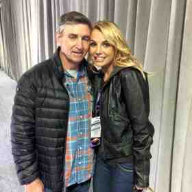 Britney Spears patřila v 90. letech k největším pěveckým hvězdám světa. Uměla z úst vypustit slovíčko baby tak svůdně, že se mužům podlamovala kolena. Říkalo se jí popová princezna a miloval ji snad každý kluk. V roce 2008 se ale psychicky zhroutila a byla zbavena svéprávnosti. Za opatrovníka jí soud určil jejího otce Jamieho (na snímku).