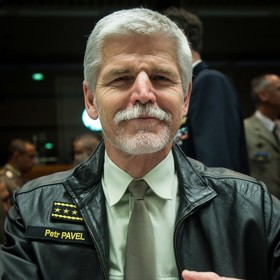 Typický a upřímný úsměv Petra Pavla během zasedání náčelníků obrany EU v Bruselu v roce 2015.