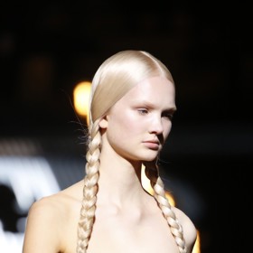 Tyto dlouhé symetrické copy předvedla modelka v průběhu přehlídky Dior.