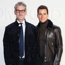 Herec Matt Bomer má tři syny s partnerem Simonem Hallsem. Nejstaršímu synovi je letos 18 let a dvojčatům 15 let. 
