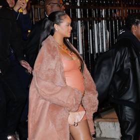 Rihanna na Off-White přehlídce podzim/zima, která byla součástí pařížského týdnu módy. V ruce drží malou růžovou Dior kabelku a na sobě má upnuté mini šaty.