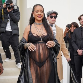 Rihanna ve velmi odvážných šatech od Diora nechala kromě bříška vyniknout i zbytek postavy.