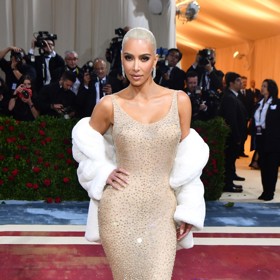 Kim se dnes může pyšnit dokonalými křivkami.