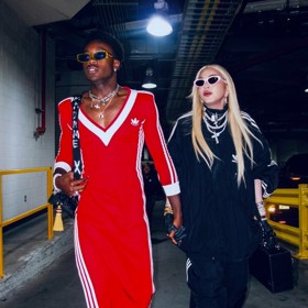 O pozdvižení se na jednom boxerském zápase v Brooklynu postaral také adoptivní syn Madonny David Banda. Jen málokterý chlap totiž vyrazí sledovat drsné pěstní souboje v dámských šatech a s kabelkou přes rameno...