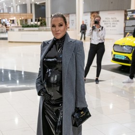 Dominika Cibulková v elegantních latexových šatech od návrháře Borise Hanečky.