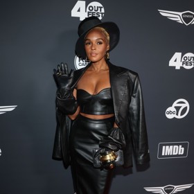 Herečka oděná v kůži. V černé soupravě se nechala vyfotit na loňském předávání cen Outfest Legacy Awards v Los Angeles.