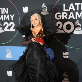 Zpěvačka Christina Aguilera se v posledních letech potýkala s kily navíc, ale paleo strava dělá své - takhle jí to slušelo na Grammy Awards 2022.