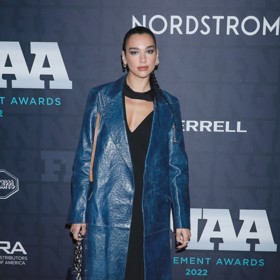 Dua Lipa v kabátu z pštrosí kůže.