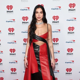 Dua Lipa jako ďáblice v černo-červených šatech. 