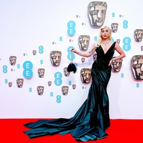 Zpěvačka Lady Gaga je hotový stylový chameleon. V jednu chvíli působí jako divoška, v další jako oslnivá dáma s vytříbeným vkusem. Na fotce má šaty od Ralpha Laurena, které oblékla na British Academy Film Awards.