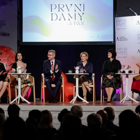 Eva Pavlová se nedávno v souvislosti s volbou prezidenta zúčastnila debaty manželek (a manžela) prezidentských kandidátů.