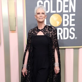Herečka Jamie Lee Curtis oblékla černý overal, který ozvláštnila krajkovým pláštěm. 