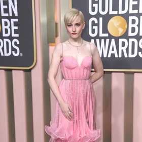 Volány a kamínky nechyběly ani na modelu Gucci pro herečku Julii Garner, která si odnesla zlatou sošku za roli v seriálu Ozark. 