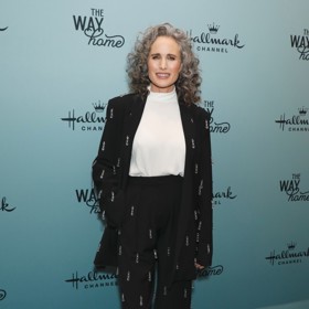 Andie MacDowell to na premiéře nového seriálu z dílny televizní stanice Hallmark v obleku s korálky slušelo. 