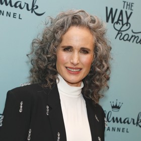 Herečka je pyšná na šediny, které nechává přirozeně vyniknout. Chce vypadat na svůj věk.