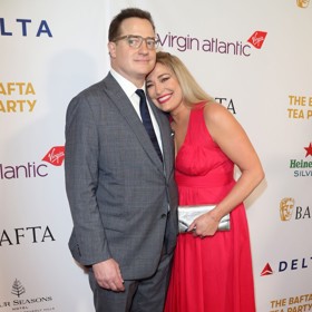 Přesto Afton Smith doprovází Brendana Frasera dodnes.