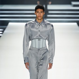 Korzet v kombinaci s lesklými materiály. 