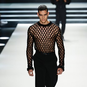 Průhledné materiály nejsou trendy jen pro ženy. 