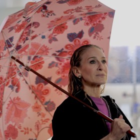 Nevyvážený outfit doladila oblíbeným účesem s názvem wet look. 