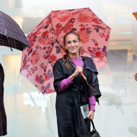 Sarah Jessica Parker na snímku z natáčení nových dílů seriálu A jak to bylo dál... v prazvláštním outfitu.