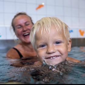 Pepíček je ve vodě jako doma a s mámou je to vždycky pořádná legrace.