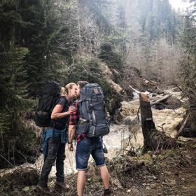 Byť to nemá tak úplně zapotřebí. Ve svém věku má skvělou figuru a ve formě se udržuje četnými dobrodružnými výlety do přírody, jejichž iniciátorem je její manžel Pepa.