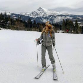 Lyžování patří mezi oblíbené sporty Venduly Pizingerové, takhle si užívala u sousedů v Tatrách.