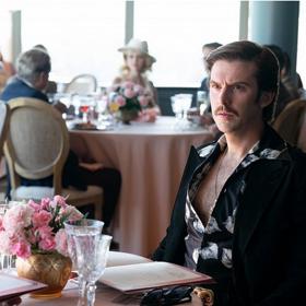 Ústředními tématy seriálu Představujeme vám Chippendales jsou závist a žárlivost.