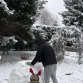 Kuba neváhá s mladším bráchou ve sněhu na zahradě hodiny blbnout. 