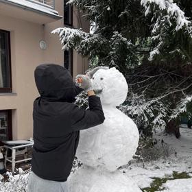 Dalším otužilcem je starší syn Jakub, který běžně venčí půl hodiny psy jen naboso v pantoflích.
