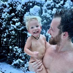 Vendula Pizingerová popisuje ve své rubrice Máma na přechodu otužování manžela a mladšího syna Pepíčka. 