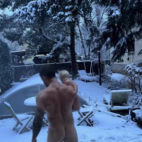 Oba se po sauně chodí zchladit do zahradního bazénu.