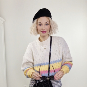 Sladit vícebarevný svetr se zbytkem outfitu nemusí být žádný oříšek. 