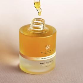 14 rostlinných olejů včetně mořské rostliny Sea Whip, která je silně protizánětlivá, protože neutralizuje enzymy odpovědné za stárnutí pokožky, obsahuje oblíbený elixír Kate od značky Beuti Skincare za 47 liber. 