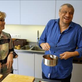 Roman Vaněk v kuchyni hlavně pomáhal a nezapomněla na vtipné poznámky. 