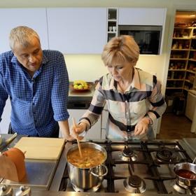 Na základ polévky si připravíme asi 0,5 kg uzeného masa nebo uzených kostí, 2–3 velké brambory, 0,5 kg kysaného zelí. Dále budeme potřebovat houby, slaninu na škvarky, pikantní klobásu, zakysanou smetanu, sůl, mletý černý pepř, nové koření, bobkový list, sušené švestky a vodu.
