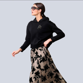 Sukně s květinovým vzorem ve 3D vzhledu. Alba Moda, 2 999 Kč