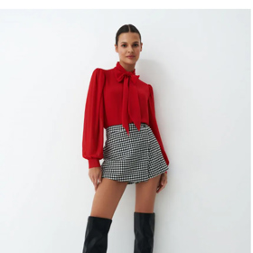 Červená košile s balonovými rukávy. Mohito, 399 Kč 