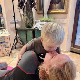 Není to ale tak jednoduché, jak si představovala. Při cvičení se totiž hlásí o její pozornost syn Pepíček.